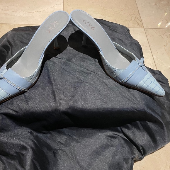 BCBG Snakeskin Light Blue Low Heel - Picture 5 of 5